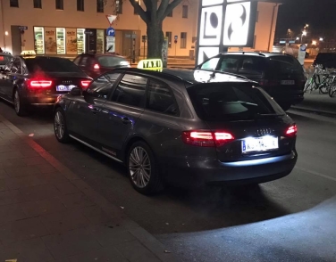 Audi Kombi-Taxi bei Nacht
