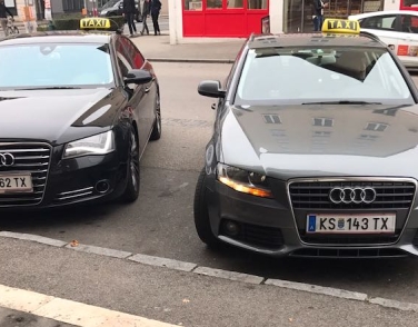 Zwei Audi Taxis nebeneinander geparkt