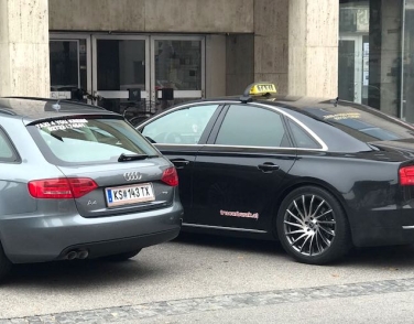Taxis von TAXI4YOU KREMS vor einem Gebäude