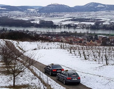 Taxis von TAXI4YOU KREMS in den verschneiten Weinbergen über der Donau