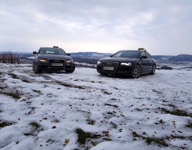 Zwei Audi Taxis auf einem verschneiten Feld bei Krems