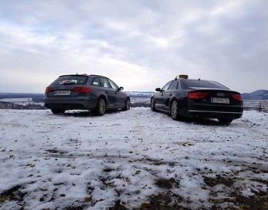 Zwei Audi Taxis von TAXI4YOU KREMS auf einem verschneiten Hügel